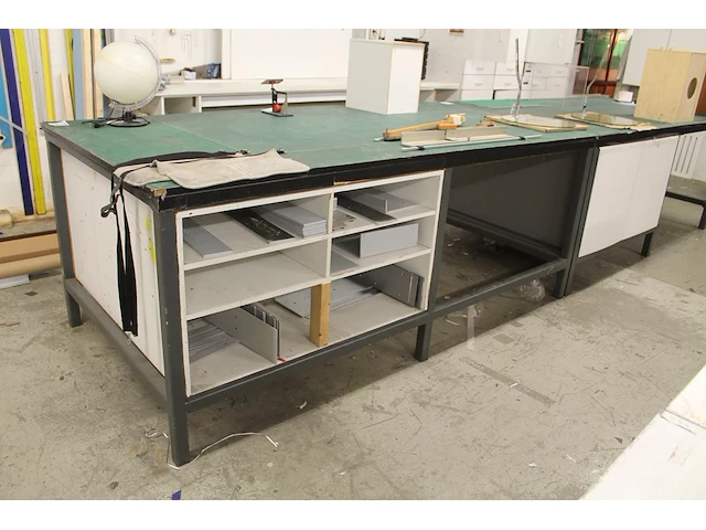 Metalen montagetafel/werkbank met houten blad en ingebouwde vakkenkasten en bekleed met snijmatten. afmetin... - afbeelding 1 van  2