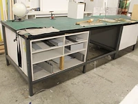Metalen montagetafel/werkbank met houten blad en ingebouwde vakkenkasten en bekleed met snijmatten. afmetin... - afbeelding 1 van  2