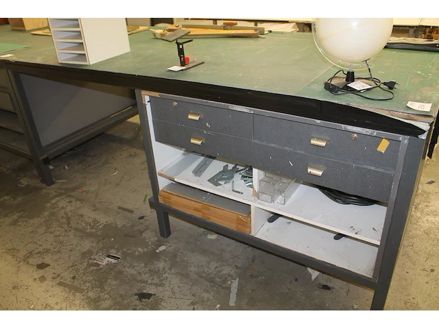 Metalen montagetafel/werkbank met houten blad en ingebouwde vakkenkasten en bekleed met snijmatten. afmetin... - afbeelding 2 van  2