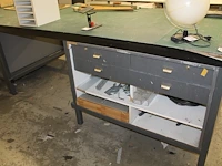 Metalen montagetafel/werkbank met houten blad en ingebouwde vakkenkasten en bekleed met snijmatten. afmetin... - afbeelding 2 van  2
