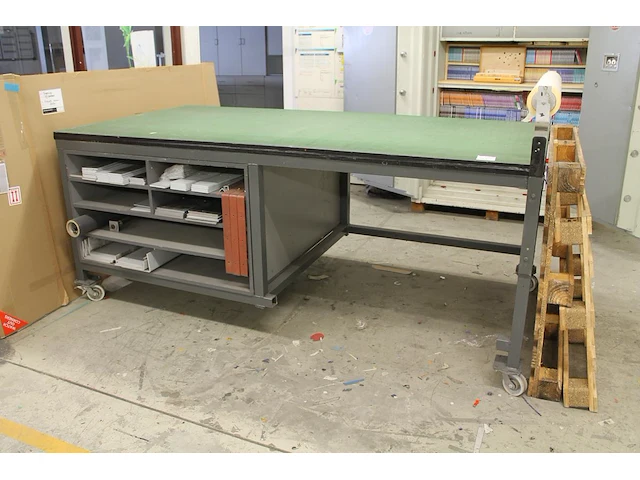 Metalen montagetafel/werkbank met houten blad, opgebouwde rolhouder en ingebouwde vakkenkasten. afmeting 24... - afbeelding 1 van  3