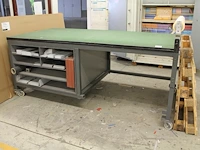 Metalen montagetafel/werkbank met houten blad, opgebouwde rolhouder en ingebouwde vakkenkasten. afmeting 24... - afbeelding 1 van  3