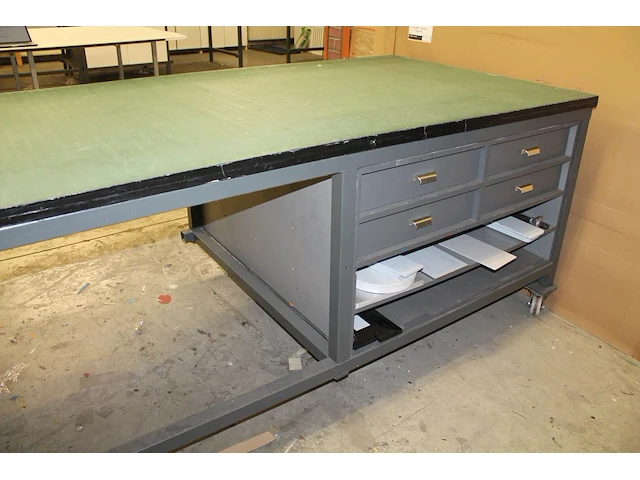 Metalen montagetafel/werkbank met houten blad, opgebouwde rolhouder en ingebouwde vakkenkasten. afmeting 24... - afbeelding 2 van  3