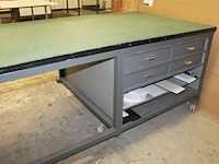 Metalen montagetafel/werkbank met houten blad, opgebouwde rolhouder en ingebouwde vakkenkasten. afmeting 24... - afbeelding 2 van  3