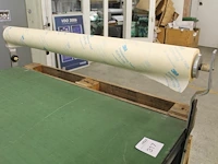 Metalen montagetafel/werkbank met houten blad, opgebouwde rolhouder en ingebouwde vakkenkasten. afmeting 24... - afbeelding 3 van  3