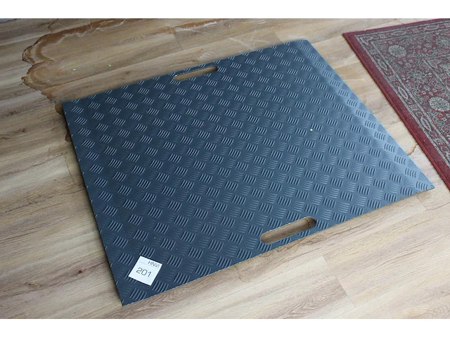 Metalen oprijplaat. afmeting 85 x 103 cm. - afbeelding 1 van  1