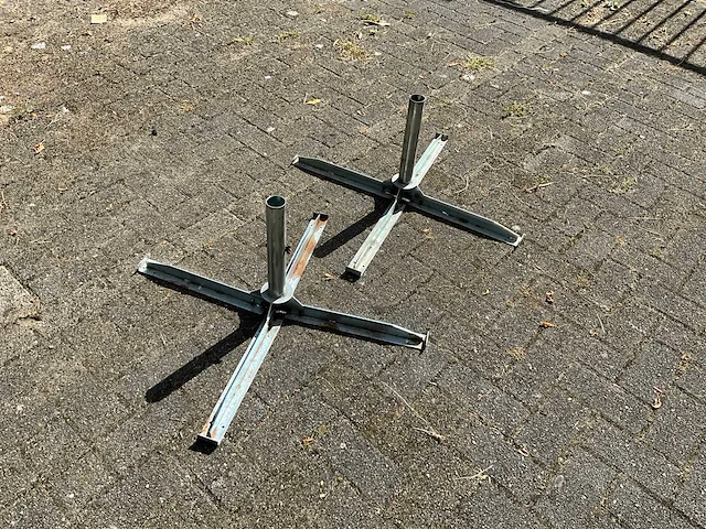 Metalen parasolvoeten (2x) - afbeelding 1 van  4
