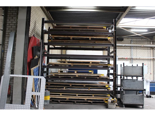 Metalen platenstelling afm. circa 350 x 156 x 400 cm, let op excl. inhoud en ophalen in overleg met hnvi - afbeelding 1 van  2