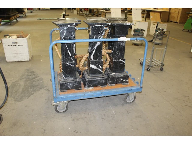Metalen platte kar. afmeting 128 x 80 x 105 cm. - afbeelding 1 van  4