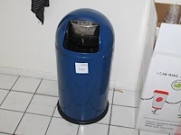 Metalen prullenbak wesco met hoogte 5 cm. let op! klepmechanisme is stuk. - afbeelding 1 van  2