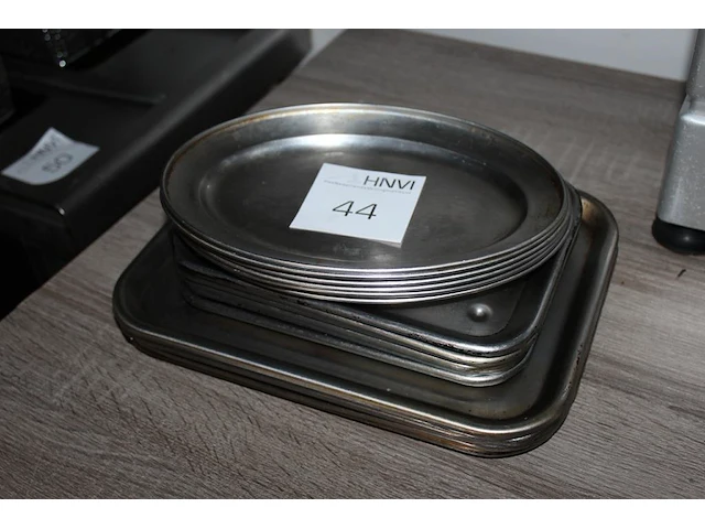 Metalen schalen / borden in diverse maten. ruim 20 stuks. - afbeelding 1 van  2