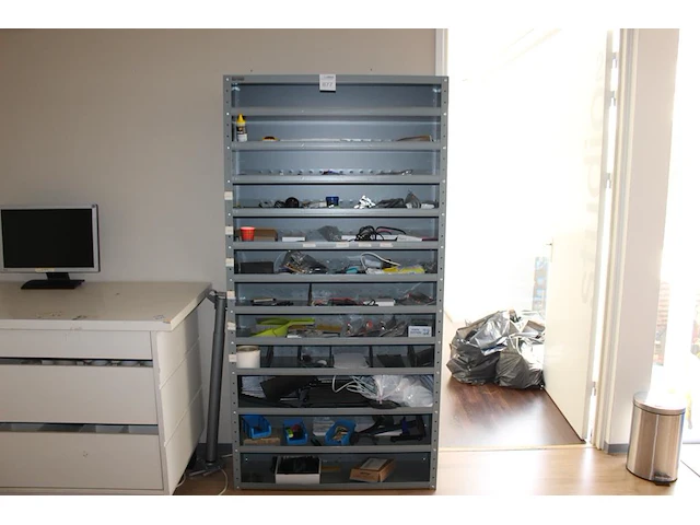 Metalen schappenkast afm. 100 x 30 x 198 cm let op! ophalen na 13:00 - afbeelding 1 van  2