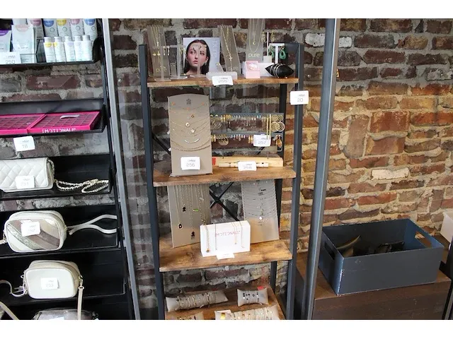 Metalen showrek met houten schappen. - afbeelding 1 van  2