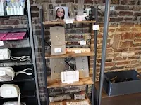 Metalen showrek met houten schappen. - afbeelding 1 van  2