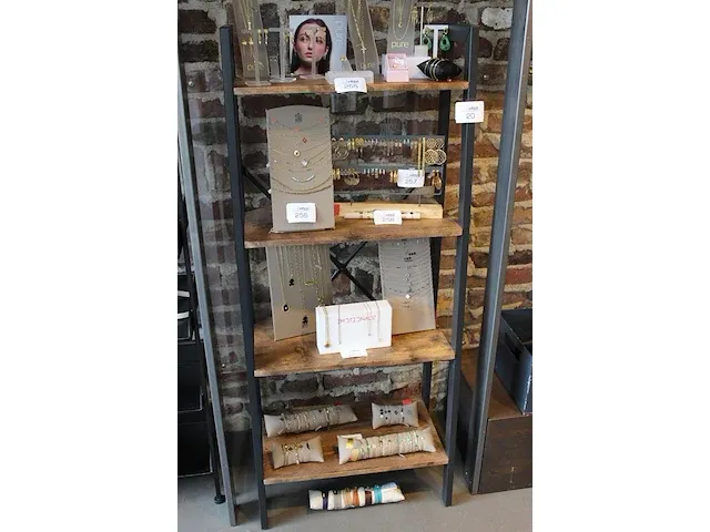 Metalen showrek met houten schappen. - afbeelding 2 van  2