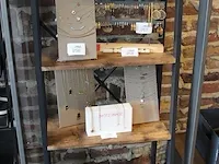 Metalen showrek met houten schappen. - afbeelding 2 van  2