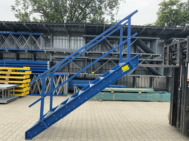 Metalen steektrap - afbeelding 1 van  6
