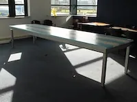 Metalen tafel 407 x 105 x 80 cm. bekleed met glasvezel. let op! zeer zwaar.