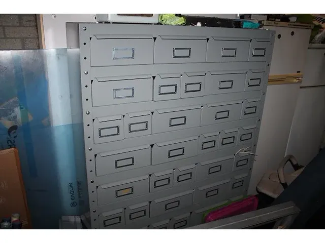 Metalen vakkenkast met 51 laden 93 x 30 x 153 cm. - afbeelding 1 van  2
