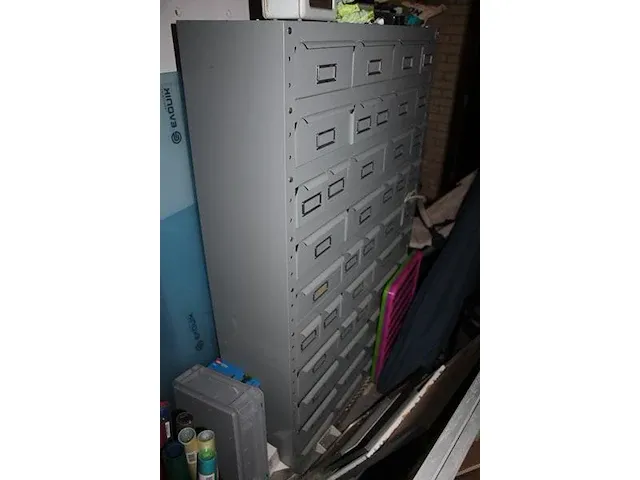 Metalen vakkenkast met 51 laden 93 x 30 x 153 cm. - afbeelding 2 van  2
