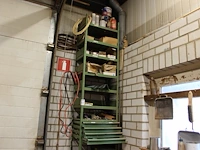 Metalen vakkenkast met inhoud w.o. schroeven, bouten, verfmaterialen, slijpschijven etc. - afbeelding 1 van  4