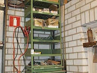 Metalen vakkenkast met inhoud w.o. schroeven, bouten, verfmaterialen, slijpschijven etc. - afbeelding 2 van  4