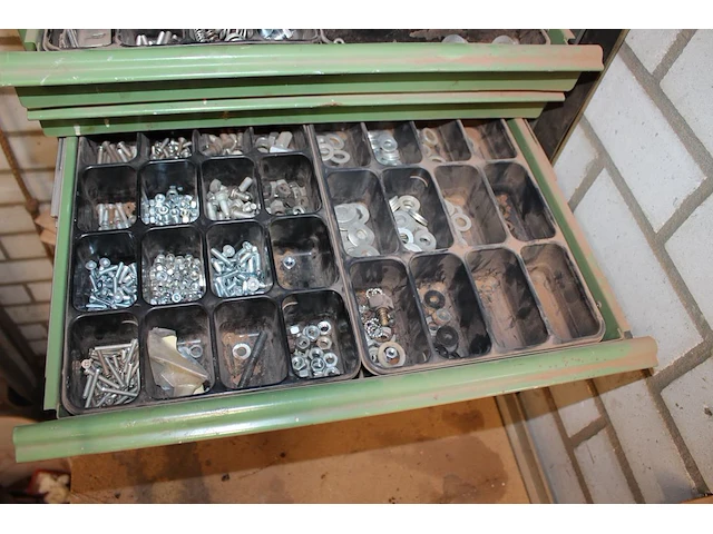 Metalen vakkenkast met inhoud w.o. schroeven, bouten, verfmaterialen, slijpschijven etc. - afbeelding 3 van  4