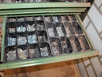 Metalen vakkenkast met inhoud w.o. schroeven, bouten, verfmaterialen, slijpschijven etc. - afbeelding 3 van  4
