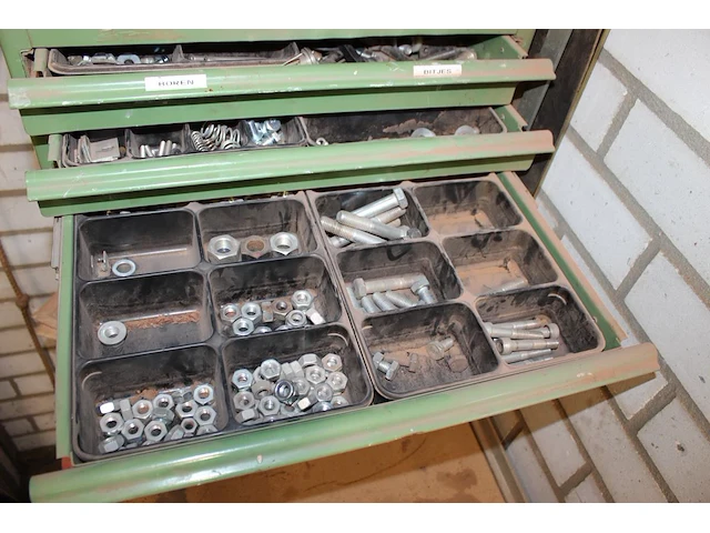 Metalen vakkenkast met inhoud w.o. schroeven, bouten, verfmaterialen, slijpschijven etc. - afbeelding 4 van  4