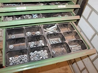 Metalen vakkenkast met inhoud w.o. schroeven, bouten, verfmaterialen, slijpschijven etc. - afbeelding 4 van  4