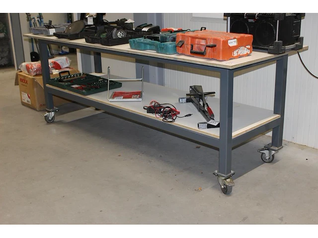 Metalen verrijdbare werktafel met onderplateau. afmeting 250 x 90 x 90cm. - afbeelding 1 van  2