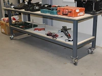 Metalen verrijdbare werktafel met onderplateau. afmeting 250 x 90 x 90cm. - afbeelding 1 van  2