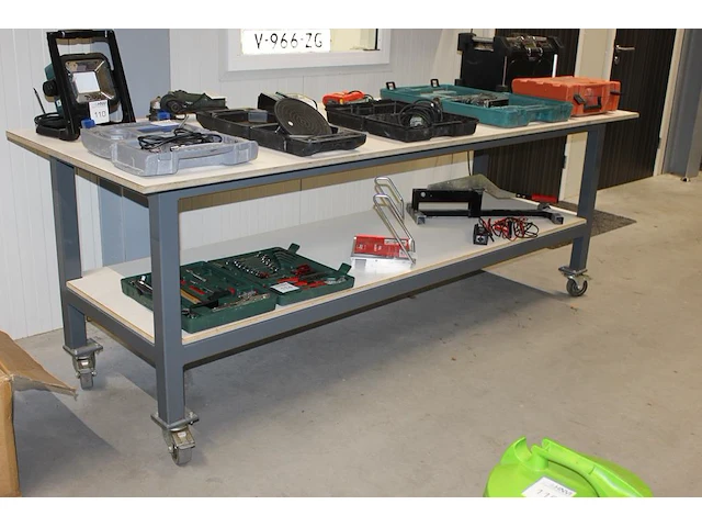 Metalen verrijdbare werktafel met onderplateau. afmeting 250 x 90 x 90cm. - afbeelding 2 van  2