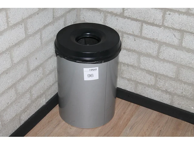 Metalen vlamdovende prullenbak met hoogte 49 cm. - afbeelding 1 van  1