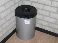 Metalen vlamdovende prullenbak met hoogte 49 cm. - afbeelding 1 van  1