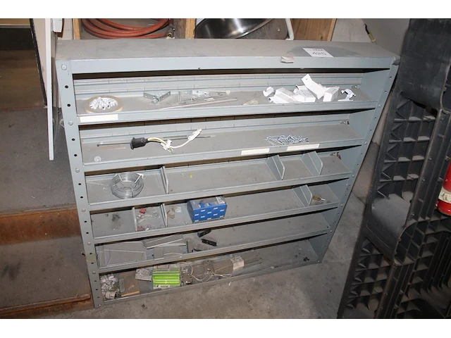 Metalen wandkast. afmeting 100 x 15 x 100 cm. - afbeelding 1 van  1