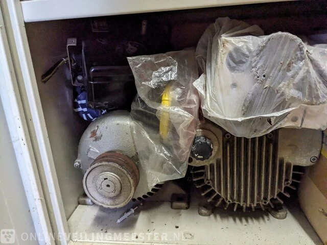 Metalen werkkast met inhoud - afbeelding 19 van  31