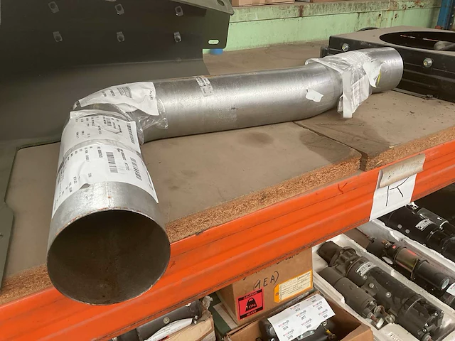 Metallic pipe - afbeelding 1 van  3