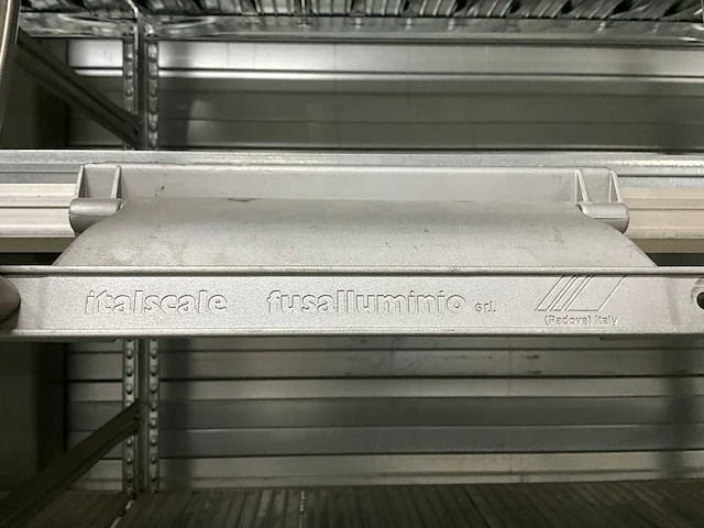 Metalsistem s1 / s2 legbordstelling 14,5 meter, 12 secties (305cm hoog) v.v. italscale fusalluminio ladder met rail - afbeelding 2 van  11