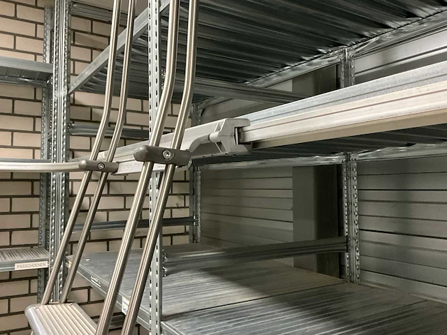 Metalsistem s1 / s2 legbordstelling 14,5 meter, 12 secties (305cm hoog) v.v. italscale fusalluminio ladder met rail - afbeelding 10 van  11
