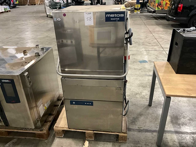 Metos premium 130 korvenvaatwasmachine - afbeelding 1 van  7