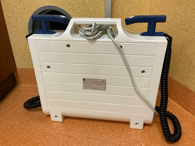 Metrax primedec defi-m m100 defibrillator - afbeelding 2 van  3