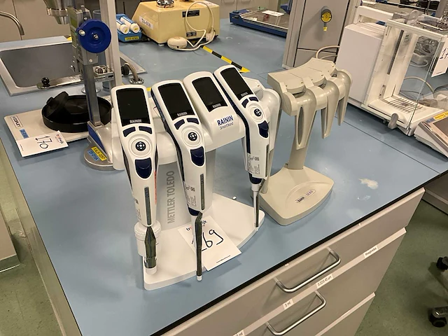 Mettler toledo e4xls elektronische pipet met smartstand (3x) - afbeelding 1 van  7