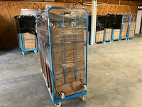 Meubelhondjes in magazijnkar - afbeelding 7 van  12