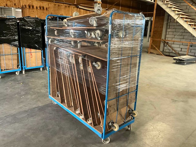 Meubelhondjes in magazijnkar - afbeelding 12 van  12