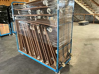 Meubelhondjes in magazijnkar - afbeelding 6 van  12