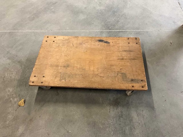 Meubelhondjes in magazijnkar - afbeelding 8 van  12