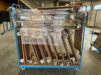 Meubelhondjes in magazijnkar - afbeelding 1 van  12