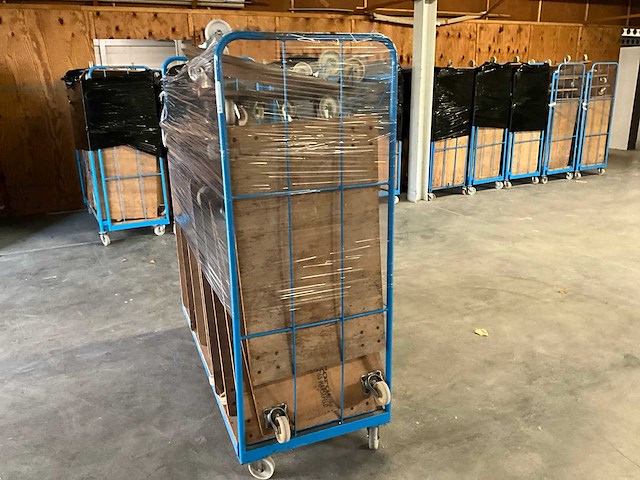 Meubelhondjes in magazijnkar - afbeelding 7 van  12