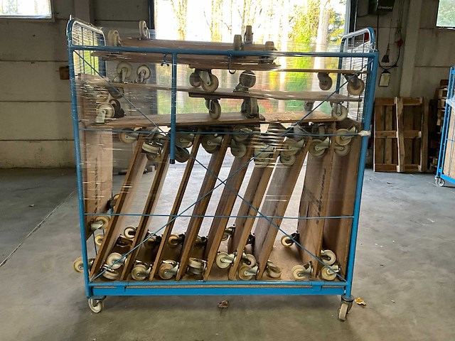 Meubelhondjes in magazijnkar - afbeelding 3 van  12